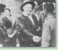 1983年路易艾黎在河南新乡访问一个工合合作社。