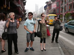 齐聚镜头之前：媒体团队首先来到了上海街头。从左到右边：Sally Rae，农业版编辑，来自Otago Daily Times；Liam Dann, 商业版编辑，来自NZ Herald；Heather McCarron, 电台直播员；还有 David White, 来自NZ Herald 和NZ Listener的摄影师。
