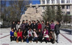 山丹培黎学校，路易艾黎雕像前， 一组正在直接受培训的社员们