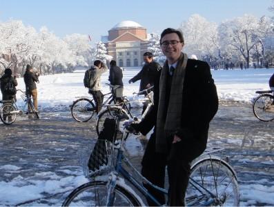 Charles Rowe 在白雪皑皑的清华大学， 2013
