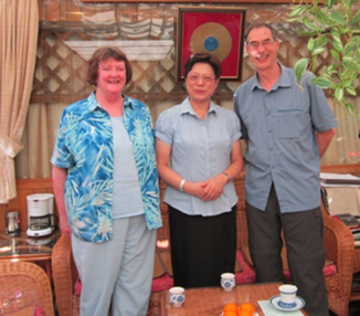 从左到右： Viv Holmes，Wei Zhi女士 和 Colin Child.