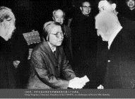 1982年，对外友协名誉会长邓颖超祝贺路易艾黎八十五寿辰