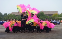 田径运动会开幕式上的扇子舞蹈表演