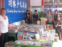 在巴中市展示提供给“少儿剑桥英语学校”的新西兰书籍。左边是Rosy Look，往右是Emily、Marcia、John He和Rapanui