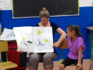 新西兰老师Emily和女儿Takutea展示一本大书给巴中剑桥少儿英语学校的老师