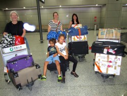 Jan McLeod、Emily和家人(Marcia、Rapanui和Takutea) 带着180公斤给巴中剑桥少儿英语学校孩子的书，抵达成都机场。