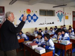 Dave Bromwich (全国总会长) 2015年3月在山丹培黎学校上课