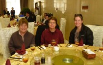 2015年3月，Jane Furkert (右边) 和来自坎特伯雷代表团合影。我们注意到，西式餐具和筷子都有提供。