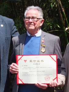 Bill Willmott和他的工合奖章和证书