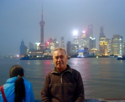 b Lawson在上海，背景是浦东商业区